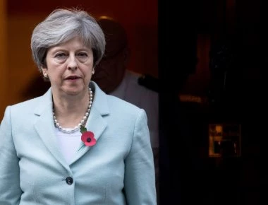 Ετοιμάζουν αποπομπή της Τ.Μέι - Συγκεντρώθηκαν 48 υπογραφές - Παραιτήθηκε και η υπουργός Εργασίας!